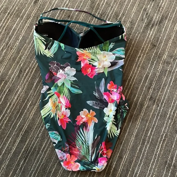 LA BLANCA BEYOND THE JUNGLE TUMMY CONTROL BANDEAU ONE PIECE SWIMSUIT 🌺 - Picture 4 of 8